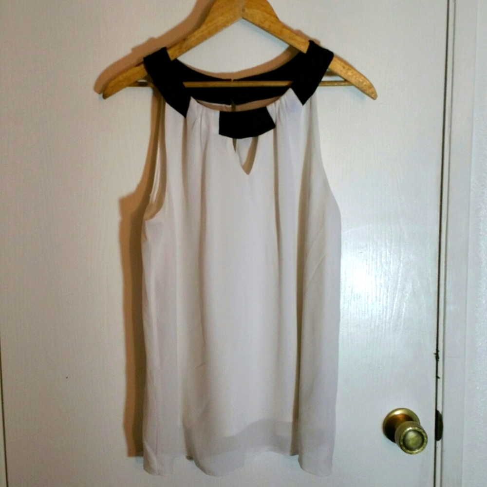 iz Byer white & black sleeveless cutout trapeeze blouse